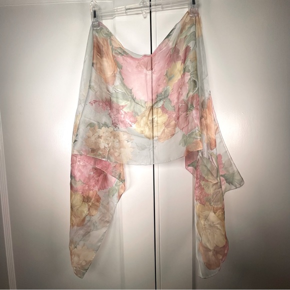 Floral lightweight scarf - Picture 7 of 8